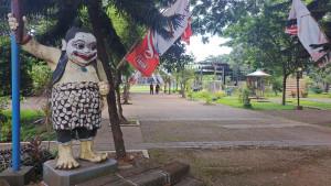 15092025-Bawor-maskot-Kabupaten-Banyumas-di-Taman-Andhang-Pangrenan-Purwokerto.jpg