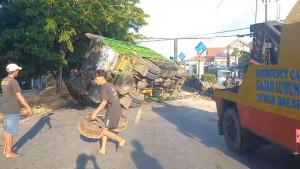 15092025-truk-pengangkut-rotan-terguling-di-jalan-gajah-mada-brebes.jpg