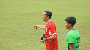 16072025-pelatih-psis-kahudi-wahyu-saat-latihan-rutin.jpg