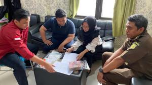 16072025-tersangka-kasus-dugaan-korupsi-alkes-karanganyar-kembalikan-uang-korupsi.jpg