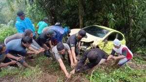 17112025-mobil-honda-brio-masuk-ke-jurang-di-telomoyo-semarang.jpg