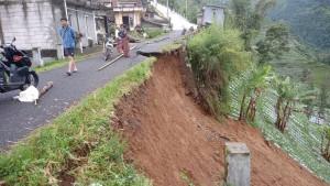 18092025-Jalur-wisata-Dieng-via-Watumalang-Wonosobo-longsor.jpg
