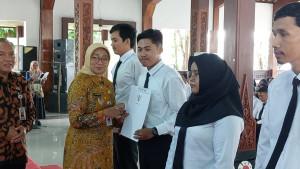 18092025-bupati-kebumen-lilis-serahkan-sk-pppk-kebumen.jpg