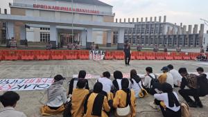 19092025-demo-mahasiswa-di-depan-dprd-banyumas.jpg