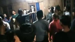 19092025-warga-tunggulsari-kendal-geruduk-rumah-kades-soal-izin-pertambangan.jpg