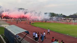 20072025-suporter-persik-kendal-nyalakan-flare-dala-laga-persahabatan-di-stadion-kebondalem.jpg