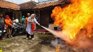 20250517-warga-pekalongan-latihan-padamkan-api.jpg