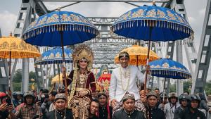 20250804-tradisi-gendong-pengantin-brebes.jpg