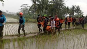 20250805-evakuasi-korban-banjir-sungai-klawing-1.jpg