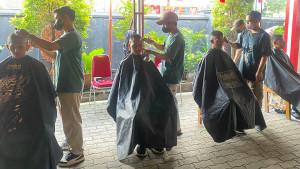 20250814-anggota-capaska-purbalingga-potong-rambut-bersama.jpg