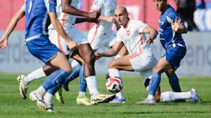 20250914-duel-sengit-pemain-Borneo-FC-dan-psim.jpg