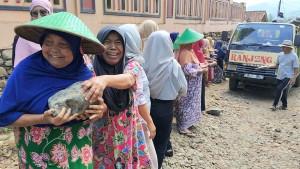 20250921-emak-emak-perbaiki-jalan-brebes.jpg