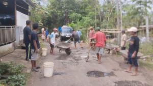 20251012-gotong-royong-perbaiki-jalan.jpg