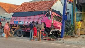 20251013-kecelakaan-truk-bulakamba.jpg