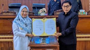 21092025-bupati-banjarnegara-amalia-desiana-dan-ketua-dprd-banjarnegara-anas-hidayat.jpg