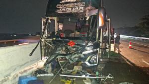 22092025-bus-zifa-trans-tabrak-truk-di-tol-semarang-batang-kecelakaan-di-tol-semarang-batang.jpg