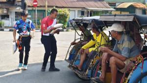 22092025-pmi-banjarnegara-bagikan-beras-kepada-tukang-becak.jpg