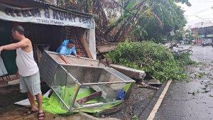 23052025-longsor-banyumas-rusak-warung-di-dekat-tpu-giri-laya-purwokerto.jpg