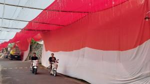 23072025-kain-merah-putih-raksasa-meriahkan-hut-ri-di-badan-kemuning-karanganyar.jpg