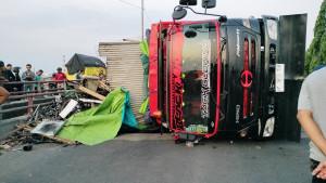 23072025-truk-bermuatan-besi-rongsok-terguling-di-flyover-yos-sudarso-semarang.jpg