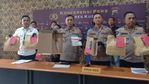 24092025-barang-bukti-penusukan-kakak-adik-di-wergu-wetan-kudus.jpg