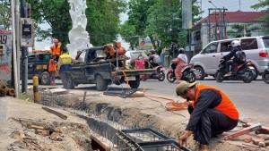 24092025-perbaikan-drainase-di-sekitaran-Tugu-Lawet-Kebumen.jpg