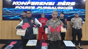 24102025-polisi-tunjukkan-barang-bukti-obat-keras-dijual-di-purbalingga.jpg