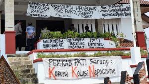 25092025-dprd-pati-dipenuhi-spanduk-kecewa-gerindra-dan-presiden-prabowo.jpg