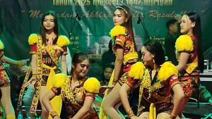 26092025-tarian-ndolalak-wonosobo-di-pengajian-maulid-nabi-viral.jpg