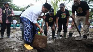 26102026-wagup-taj-tasin-maimoen-tanam-pohon-di-waduk-mrica-banjarnegara.jpg