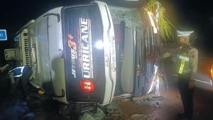 27102025-bus-PO-Haryanto-terguling-di-tol-semarang-batang.jpg