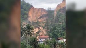 27102025-longsor-tebing-bukit-kapur-pabrik-semen-di-darmakradenan-banyumas.jpg
