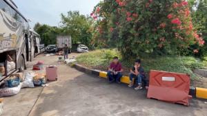 27102025-penumpang-bus-po-haryanto-setelah-kecelakaan-di-tol-batang.jpg