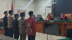 27102025-sidang-vonis-mahasiswa-unnes-demo-may-day-semarang.jpg