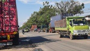 29062025-aktivitas-truk-keluar-masuk-pelabuhan-tanjung-emas-semarang.jpg