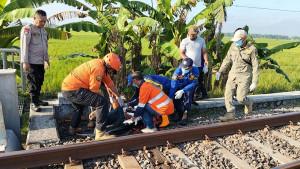 29072025-evakuasi-korban-tewas-tertabrak-kereta-api-di-blora.jpg