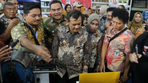 29092025-gubernur-jateng-ahmad-luthfi-melihat-hasil-produk-inovasi-di-blora.jpg