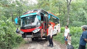 29102025-bus-peziarah-nyasar-ke-hutan-wilayah-plukaran-pati-gara-gara-google-maps.jpg