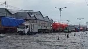 30102025-banjir-jalan-pantura-sayung-demak.jpg
