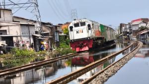 30102025-kereta-api-melintas-di-jalur-semarang-tawang-alas-tua-banjir-jalur-kereta-api.jpg