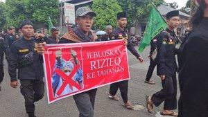 Aliansi-Banyumas-Bergerak-membawa-spanduk-jebloskan-Riezieq-ke-tahanan-di-GOR-Satria.jpg