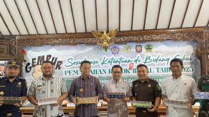 BUPATI-DAN-WABUP-PURBALINGGA-ROKOK-ILEGAL.jpg