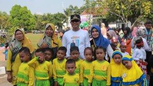 Bupati-Kebumen-dan-anak-PAUD.jpg