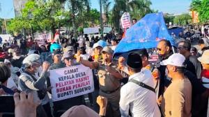 Camat-tayu-temui-demonstran-pati.jpg