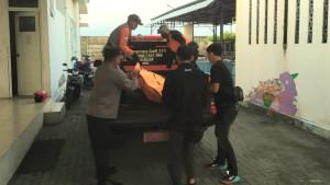 Evakuasi-korban-pantai-golong-kebumen.jpg