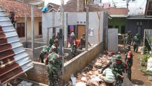 Gotong-royong-bangun-rumah-roboh.jpg