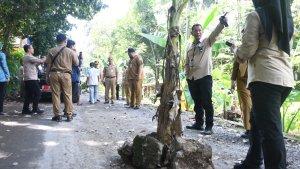 Jalan-tanami-pisang-purbalinggaa.jpg