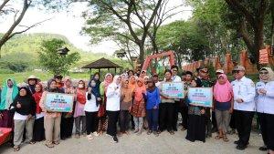 Lilis-Nuryani-kasih-gaji-ke-pemulung.jpg