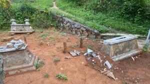Makam-dirusak-pemabuk.jpg