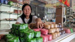 Melani-pemilik-Toko-Kue-Panjunan-Kudus-menata-kue-keranjang-di-etalase-Selasa-622024.jpg